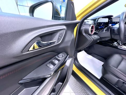 Used 2024 Chevrolet Trax RS w/ Sunroof Package FWD image 12