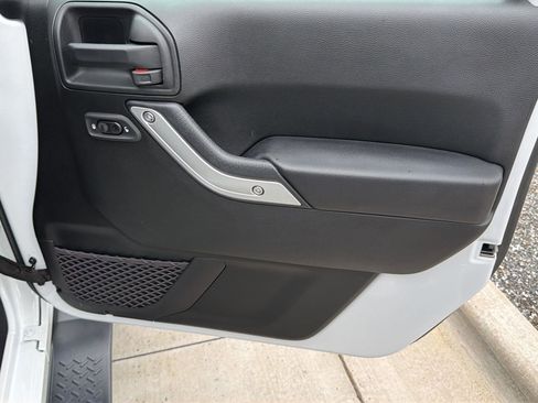 Used 2017 Jeep Wrangler Unlimited Sahara w/ Connectivity Group AWD/4WD image 27