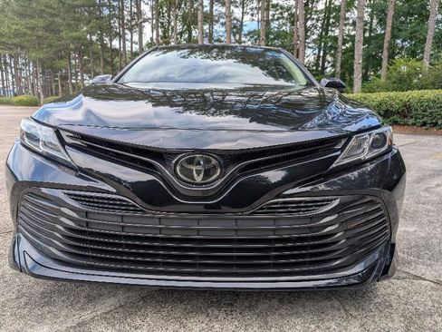 Used 2018 Toyota Camry LE FWD image 15