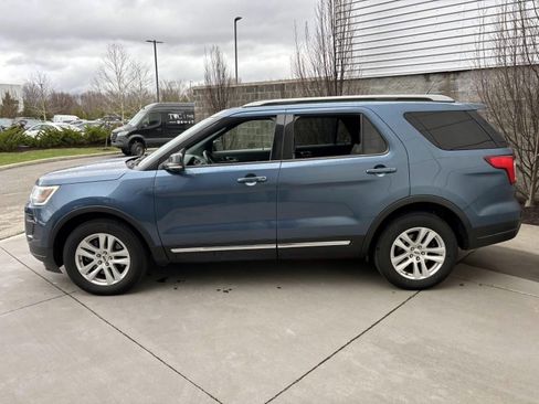 Used 2018 Ford Explorer XLT w/ Equipment Group 202A AWD/4WD image 8