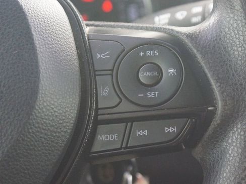 Used 2021 Toyota RAV4 LE FWD image 9