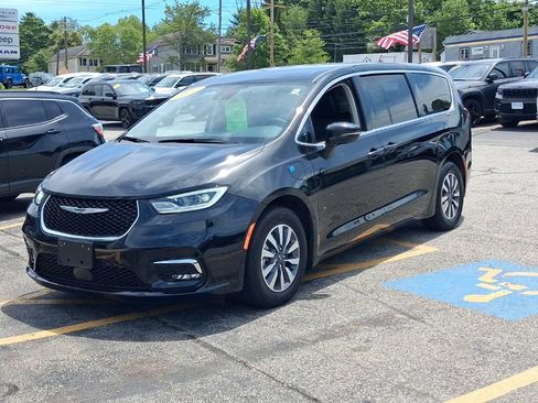 Used 2022 Chrysler Pacifica Touring-L FWD image 3