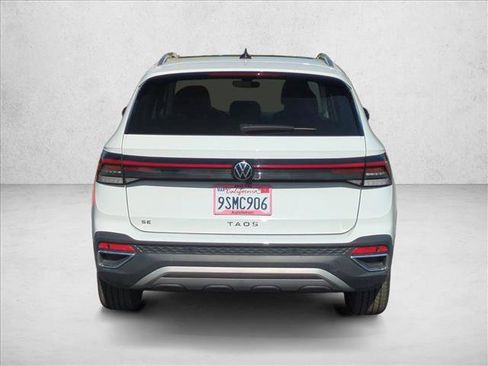 Used 2025 Volkswagen Taos SE w/ Panoramic Sunroof Package image 7