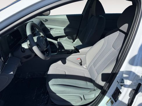 Certified 2025 Hyundai Elantra SE FWD image 10