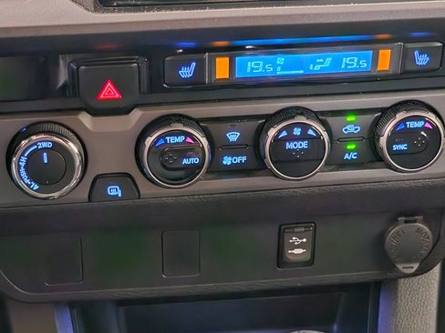 Used 2016 Toyota Tacoma TRD Off-Road AWD/4WD image 13
