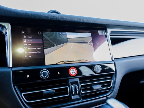 Certified 2025 Porsche Macan image 19