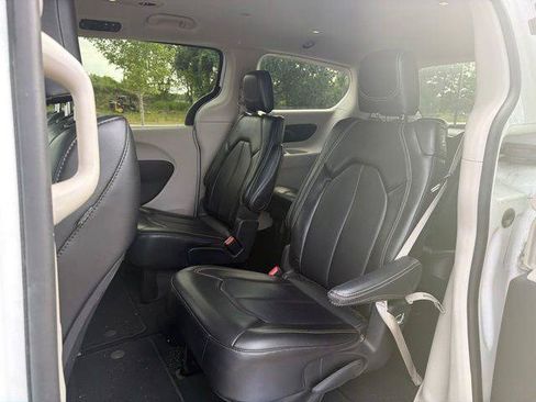 Certified 2024 Chrysler Pacifica Touring-L FWD image 9