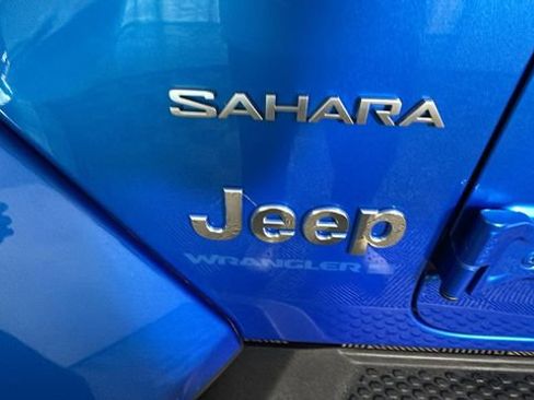 Used 2023 Jeep Wrangler Unlimited Sahara w/ Cold Weather Group AWD/4WD image 9