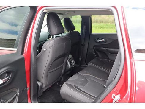 Used 2015 Jeep Cherokee Latitude AWD/4WD image 8