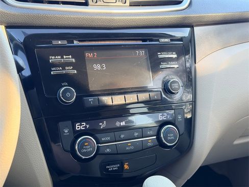 Used 2015 Nissan Rogue SV image 15