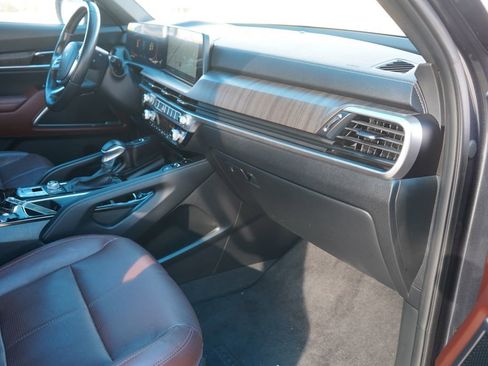 Used 2024 Kia Telluride EX w/ EX Captain's Chair Package image 18