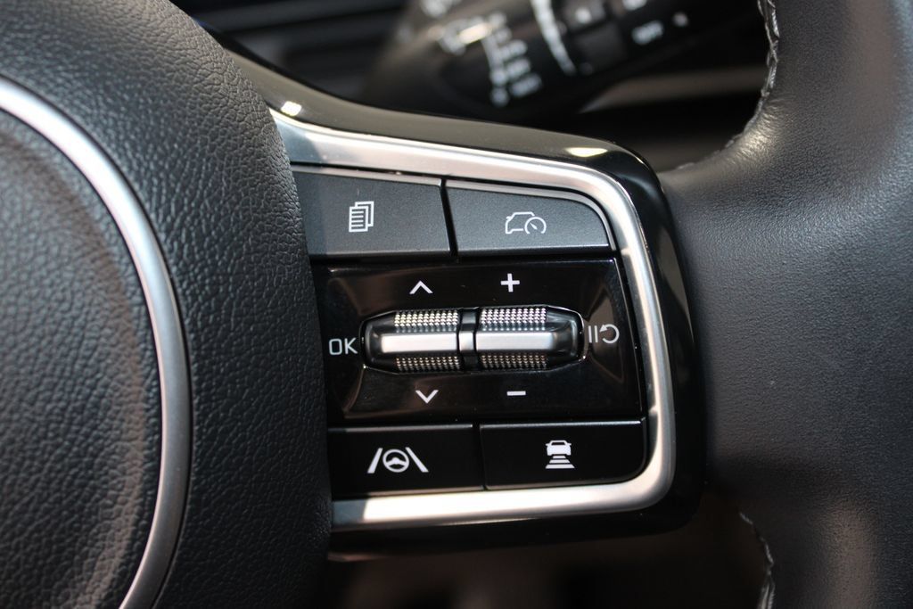 Used 2025 Kia Carnival FWD image 34