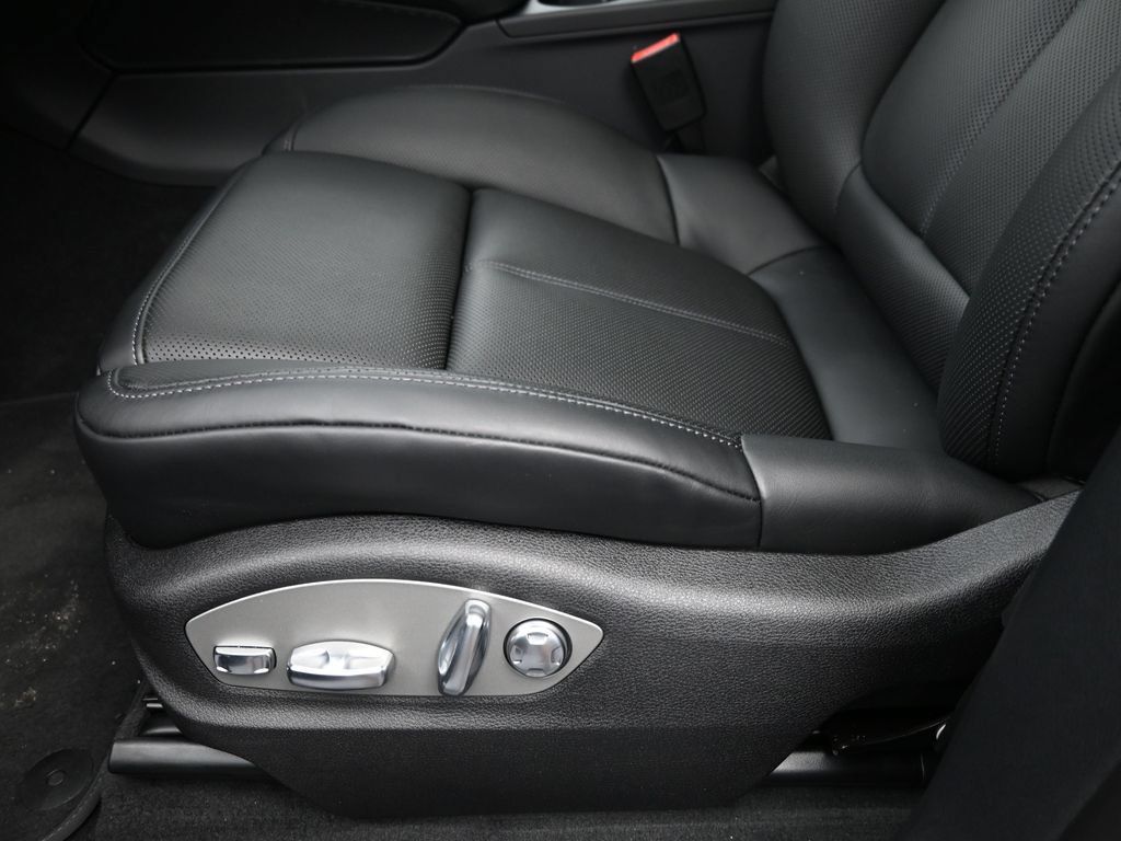 Certified 2025 Porsche Macan AWD/4WD image 6