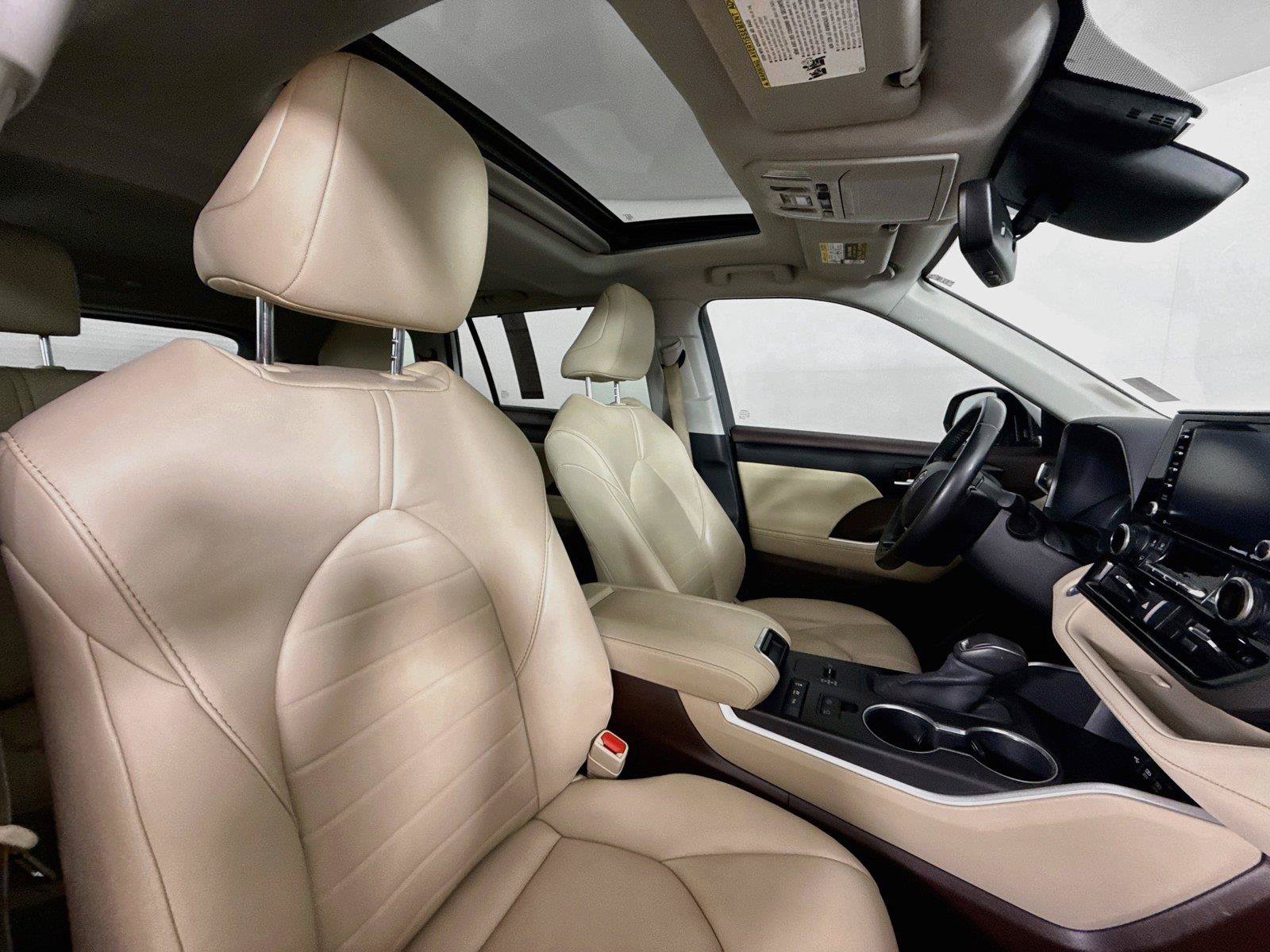 Used 2020 Toyota Highlander XLE AWD/4WD image 41