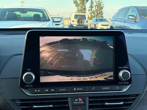 Used 2025 Nissan Altima 2.5 SV image 24