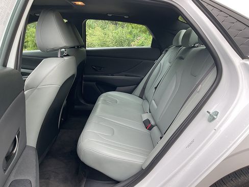 Used 2025 Hyundai Elantra Limited FWD image 8