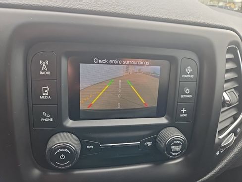 Used 2018 Jeep Compass Latitude AWD/4WD image 17