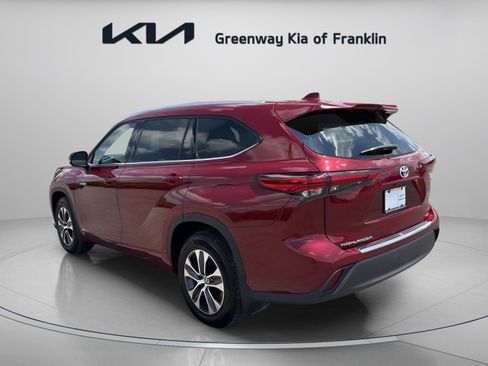Used 2020 Toyota Highlander XLE AWD/4WD image 5