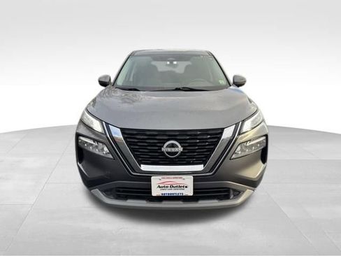 Used 2022 Nissan Rogue SV image 2