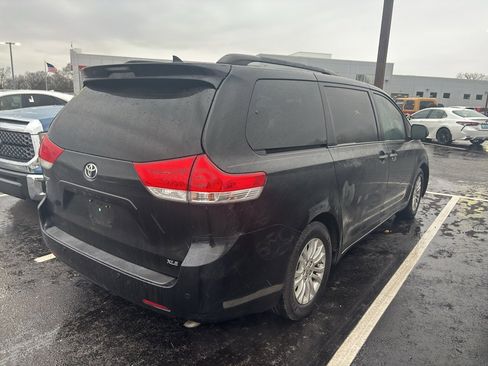 Used 2012 Toyota Sienna XLE image 4