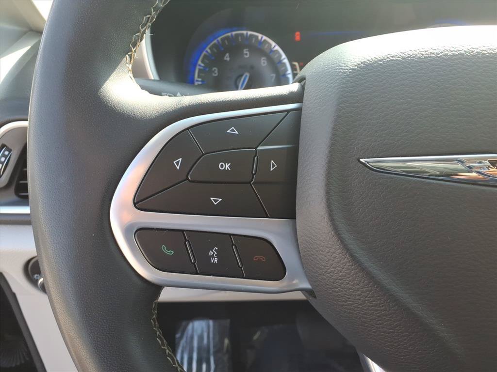 Used 2023 Chrysler Pacifica Touring-L FWD image 17