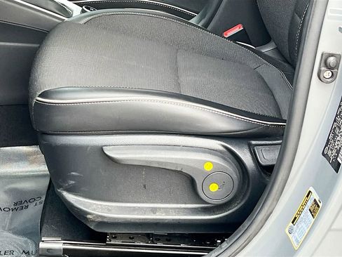 Used 2023 Hyundai Venue Limited image 19