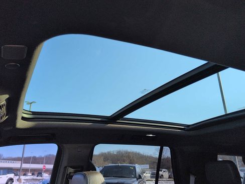 Used 2021 GMC Yukon Denali w/ Denali Premium Package image 13