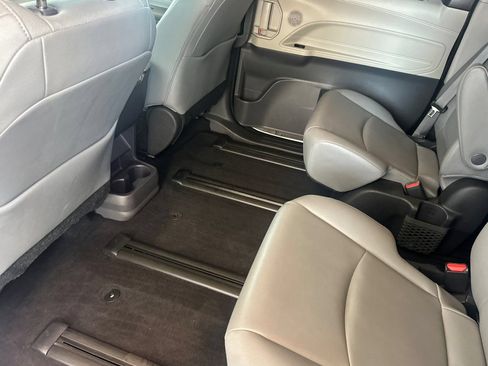 Certified 2022 Toyota Sienna XLE w/ XLE Plus Package FWD image 15
