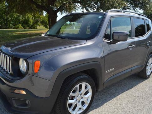 Used 2017 Jeep Renegade Latitude FWD image 3