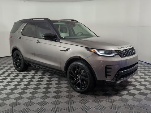 Used 2025 Land Rover Discovery Dynamic SE image 6