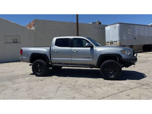 Used 2017 Toyota Tacoma TRD Off-Road AWD/4WD image 4