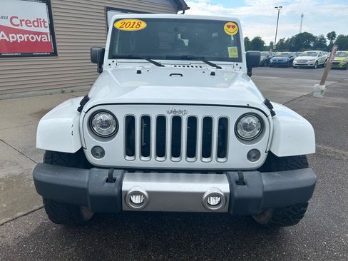 Used 2018 Jeep Wrangler Unlimited Sahara w/ Dual Top Group AWD/4WD image 2