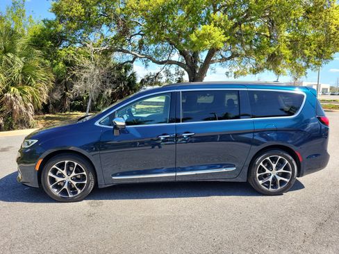 Used 2022 Chrysler Pacifica Limited image 7