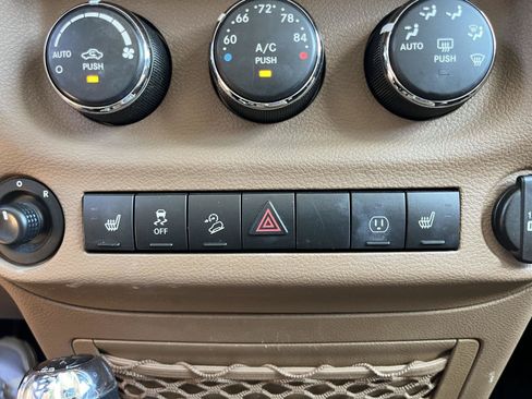 Used 2018 Jeep Wrangler Unlimited Rubicon w/ Connectivity Group AWD/4WD image 11