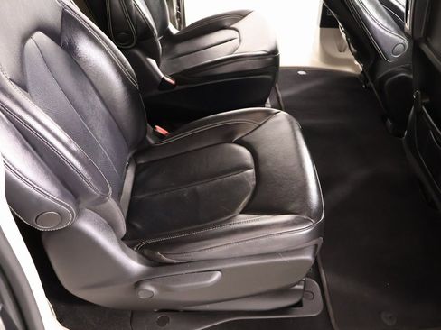 Used 2022 Chrysler Pacifica Touring-L w/ Uconnect Theater Family Group image 16