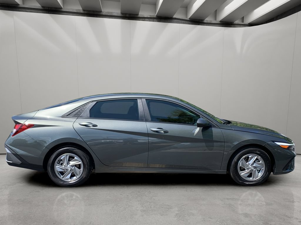 Certified 2026 Hyundai Elantra SE FWD image 6