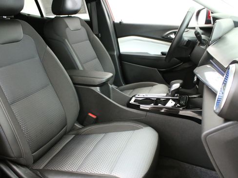 Used 2024 Chevrolet Trax LT w/ Driver Confidence Package FWD image 30