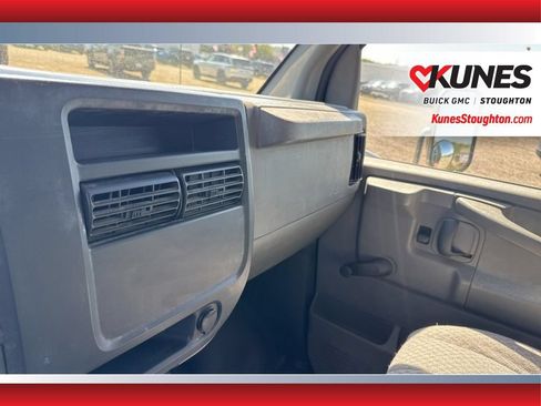 Used 2004 Chevrolet Express 3500 w/ Chrome Appearance Package RWD image 29
