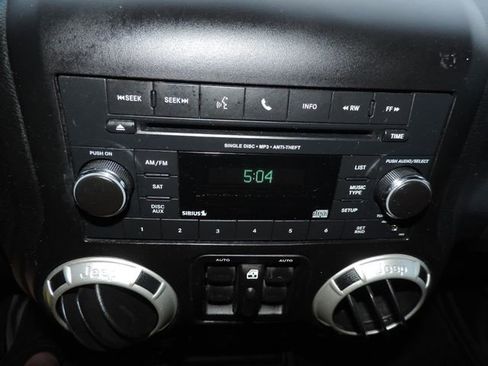 Used 2017 Jeep Wrangler Unlimited Rubicon w/ Connectivity Group image 28