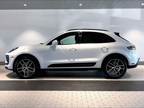 Used 2025 Porsche Macan image 2