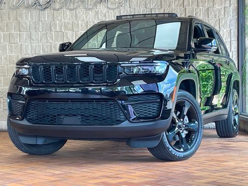 Used 2023 Jeep Grand Cherokee Altitude AWD/4WD image 2