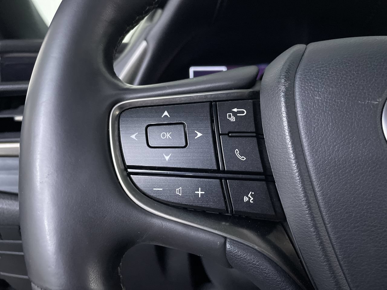 Used 2020 Lexus ES 300h Ultra Luxury w/ Accessory Package 2 FWD image 27