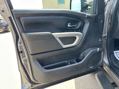 Used 2019 Nissan Titan SL w/ Off-Road Package AWD/4WD image 15