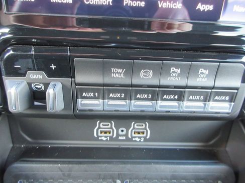 Used 2025 RAM 3500 Big Horn image 36