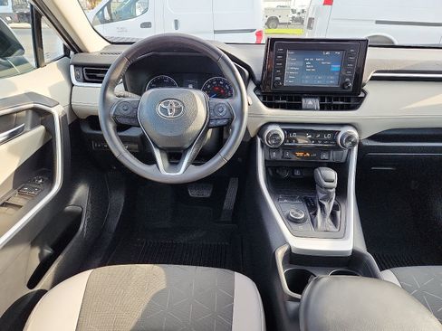 Used 2021 Toyota RAV4 XLE image 9