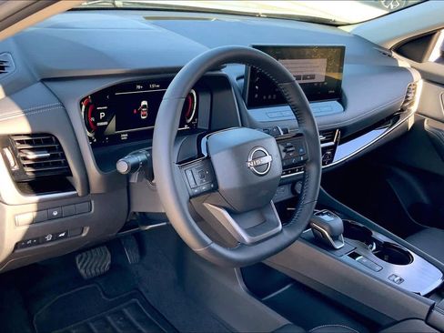 Used 2025 Nissan Rogue SL image 17