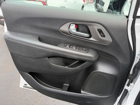 Used 2025 Chrysler Pacifica Select image 18