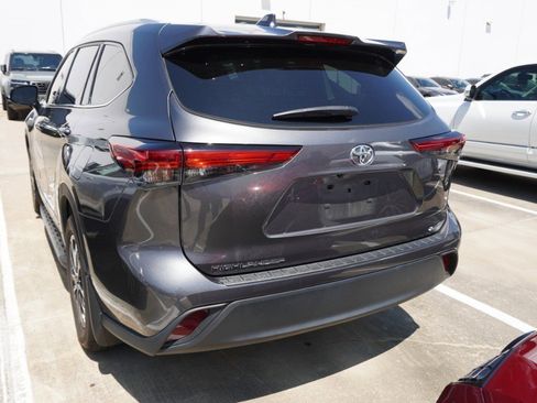 Used 2022 Toyota Highlander XLE FWD image 6