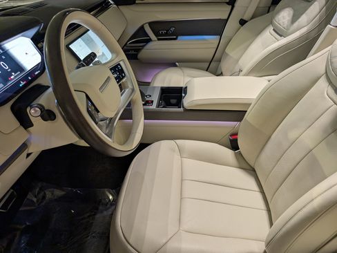 Used 2024 Land Rover Range Rover SV image 5