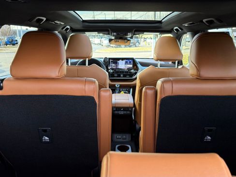 Used 2022 Toyota Highlander Platinum image 32